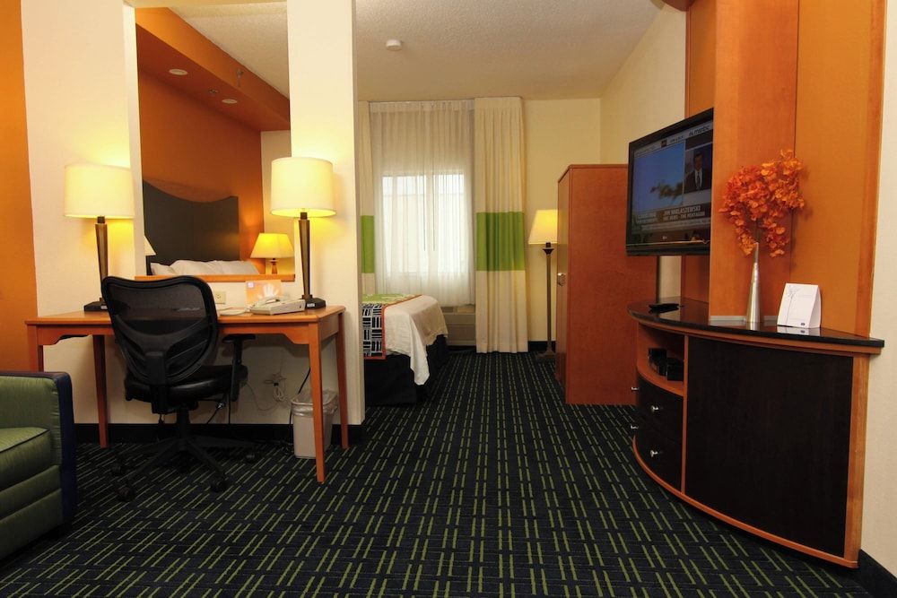 Executive Suite, 1 King Bed with Sofa bed, Non Smoking (Mobility/Hearing Accessible, Tub)