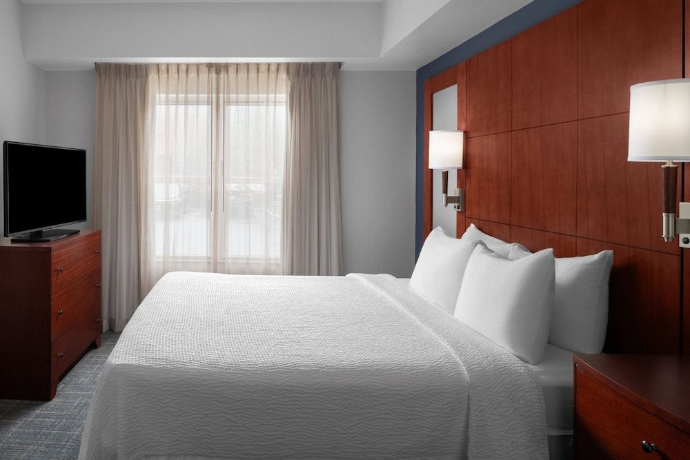 Suite, 1 Bedroom (Mobility/Hearing Access, Roll-In Shwr)