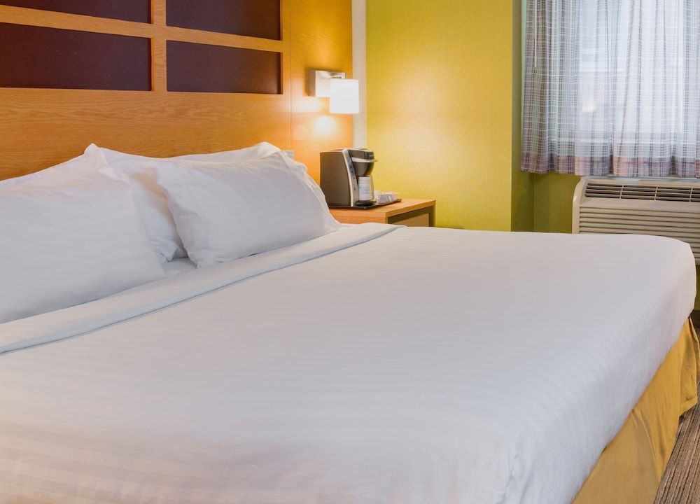 Holiday Inn Express New York City Times Square by IHG Standard Room 3