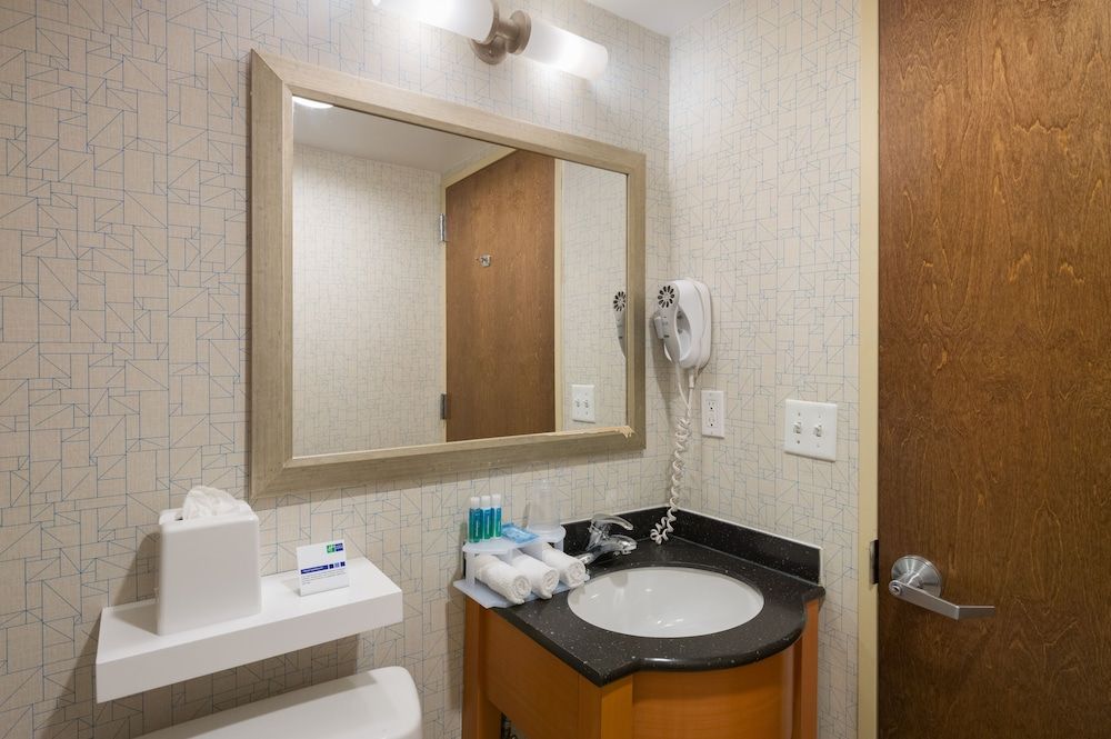 Holiday Inn Express New York City Times Square by IHG Standard Room 6