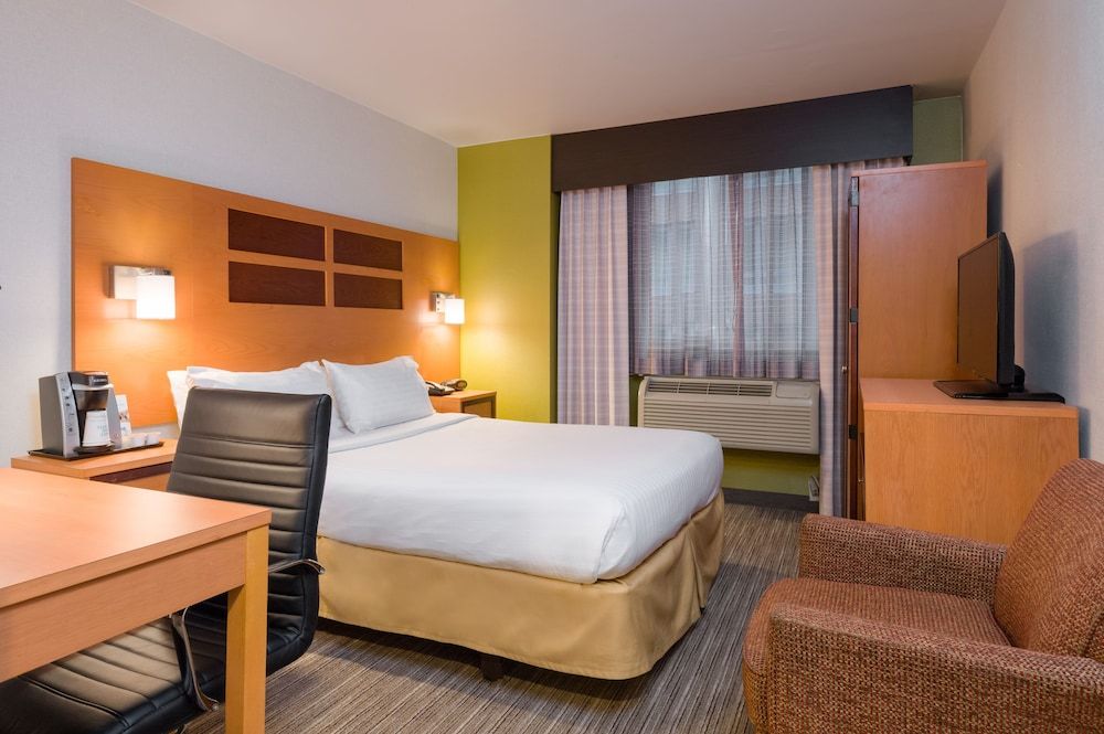 Holiday Inn Express New York City Times Square by IHG Standard Room 2