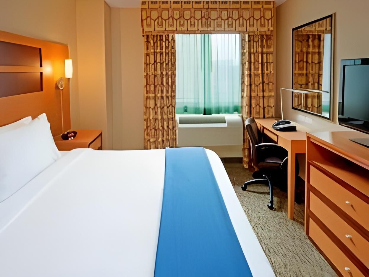 Holiday Inn Express New York City Times Square by IHG Standard Room 4