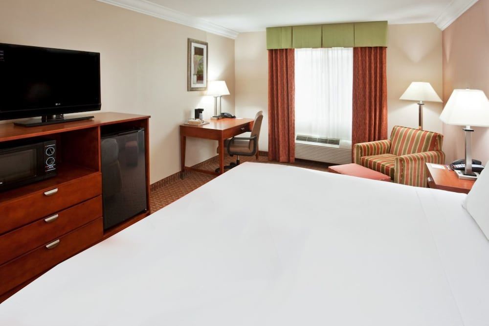 undefined Holiday Inn Express Hotel & Suites Niagara Falls by IHG 6