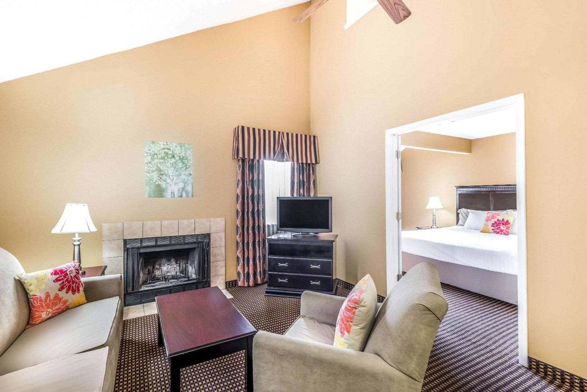 1 King Bed and 1 Queen Bed, Two-Bedroom Loft Suite, Non-Smoking