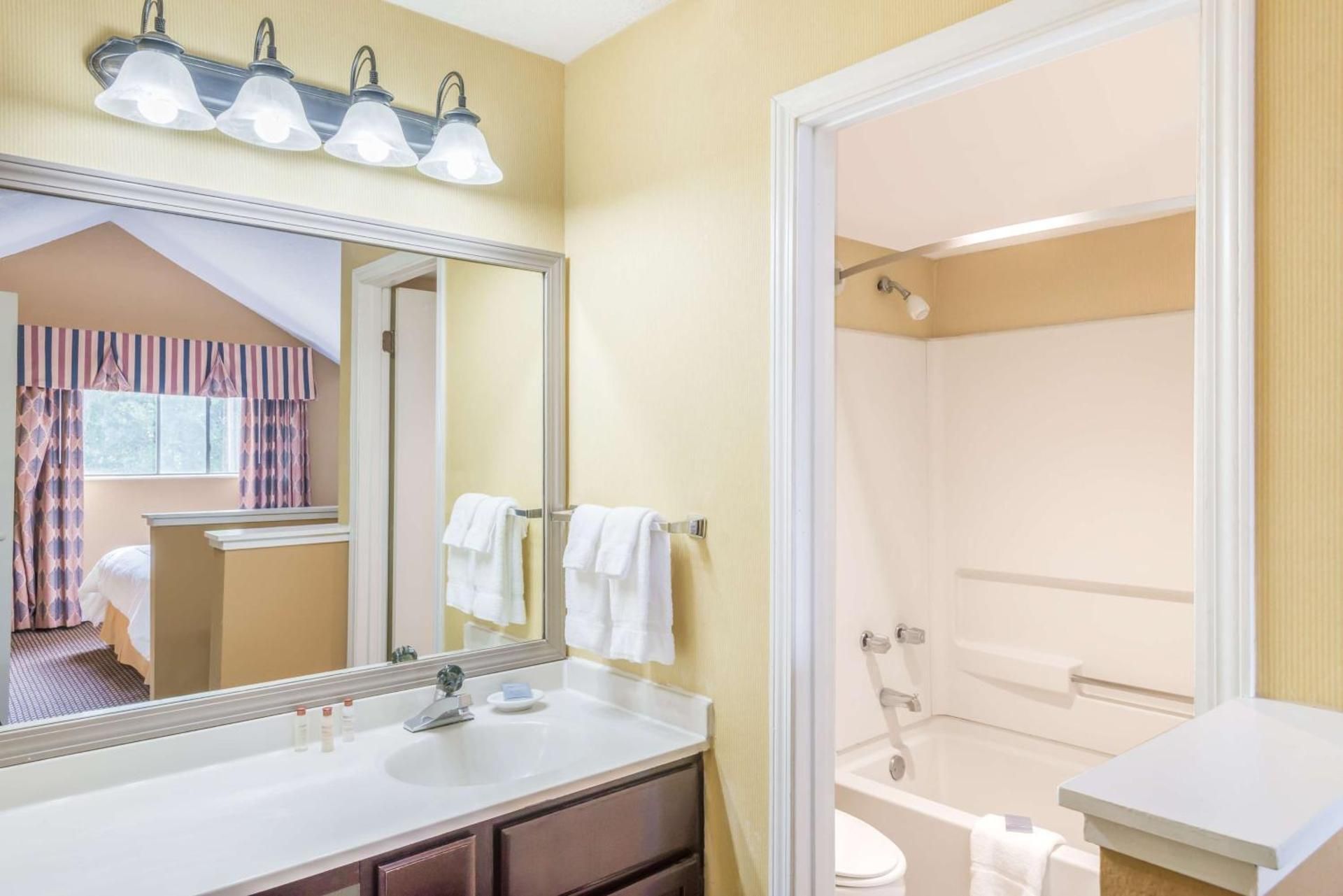 1 Queen Bed, Studio Suite, Non-Smoking