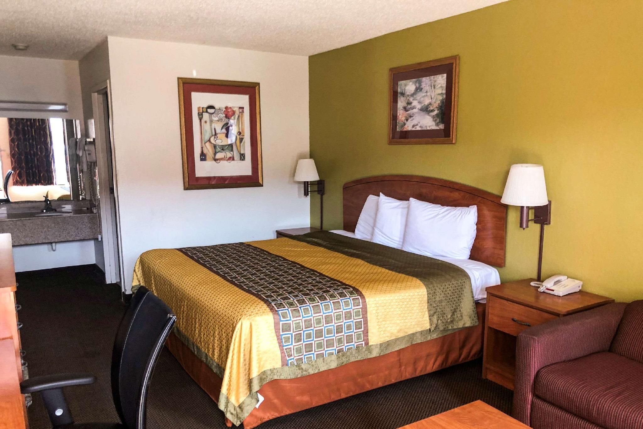 1 King Bed, Nonsmoking, Accessible