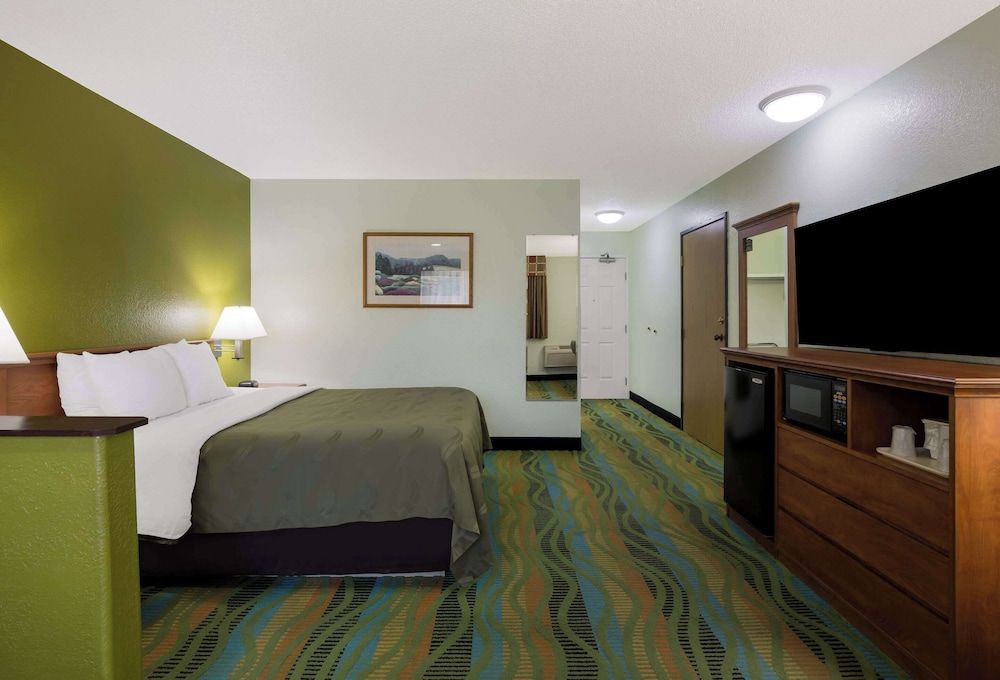 Suite, 1 Queen Bed with Sofa bed, Non Smoking