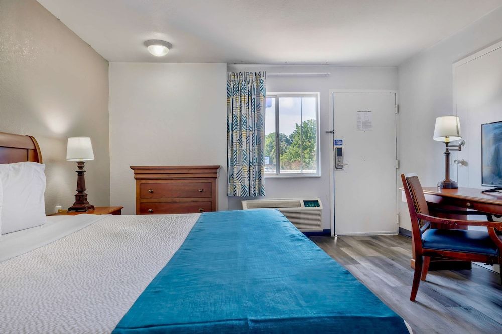Deluxe Room, 1 King Bed, Accessible, Non Smoking