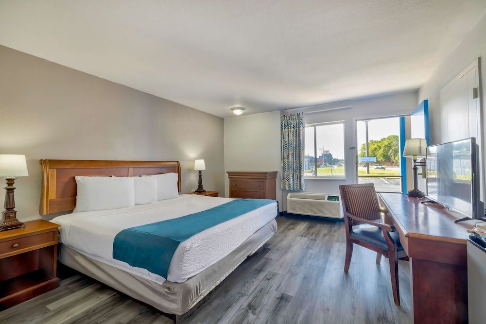 Deluxe Room, 1 King Bed, Accessible, Non Smoking