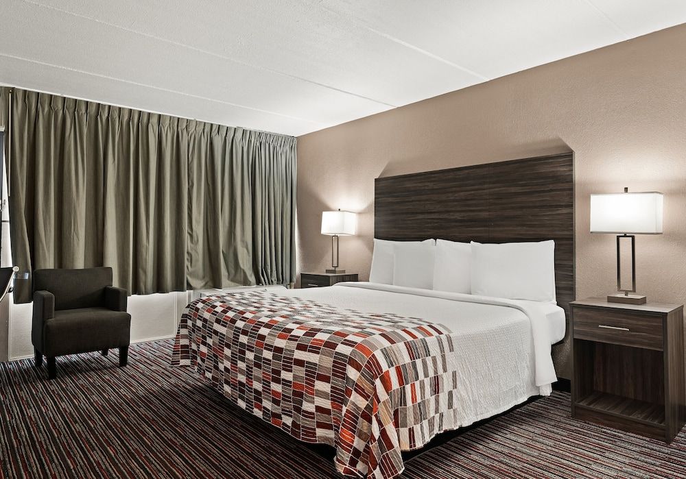 Red Roof Inn Reading Deluxe Room, 1 King Bed, Accessible, Non Smoking (Roll-In Shower)