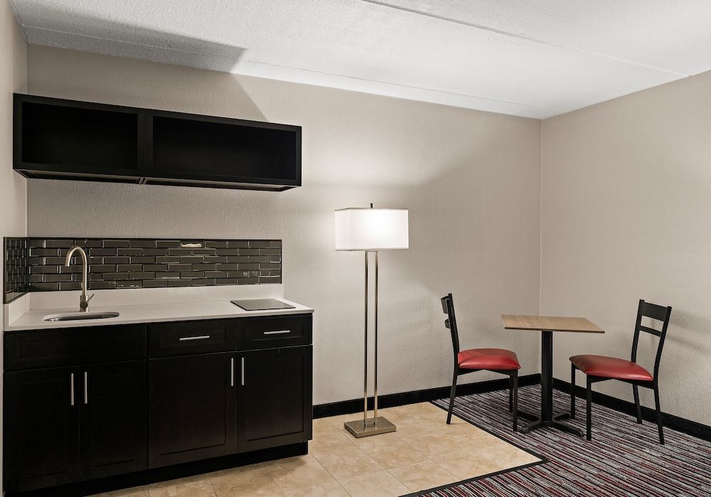 Red Roof Inn Reading Suite, 1 King Bed, Non Smoking, Kitchenette 5