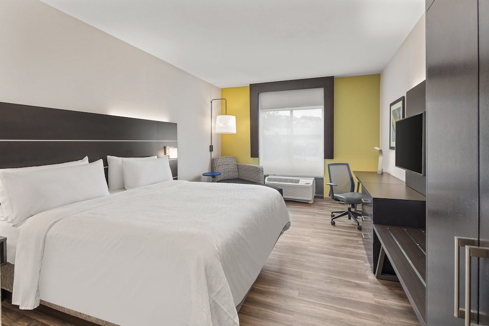 Standard Room, 1 King Bed, Accessible (Roll-In Shower)