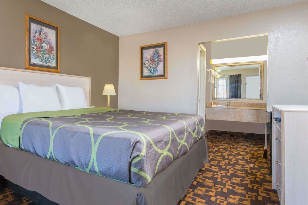 Room, 1 King Bed, Accessible, Smoking