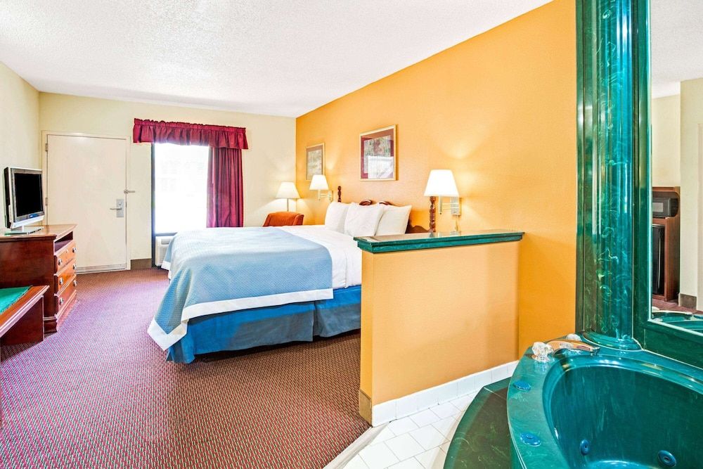 Room, 1 King Bed, Smoking, Jetted Tub