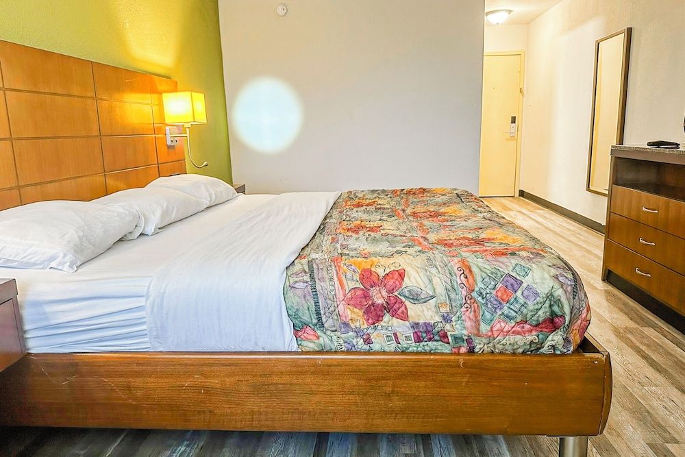 Room, 1 King Bed, Smoking