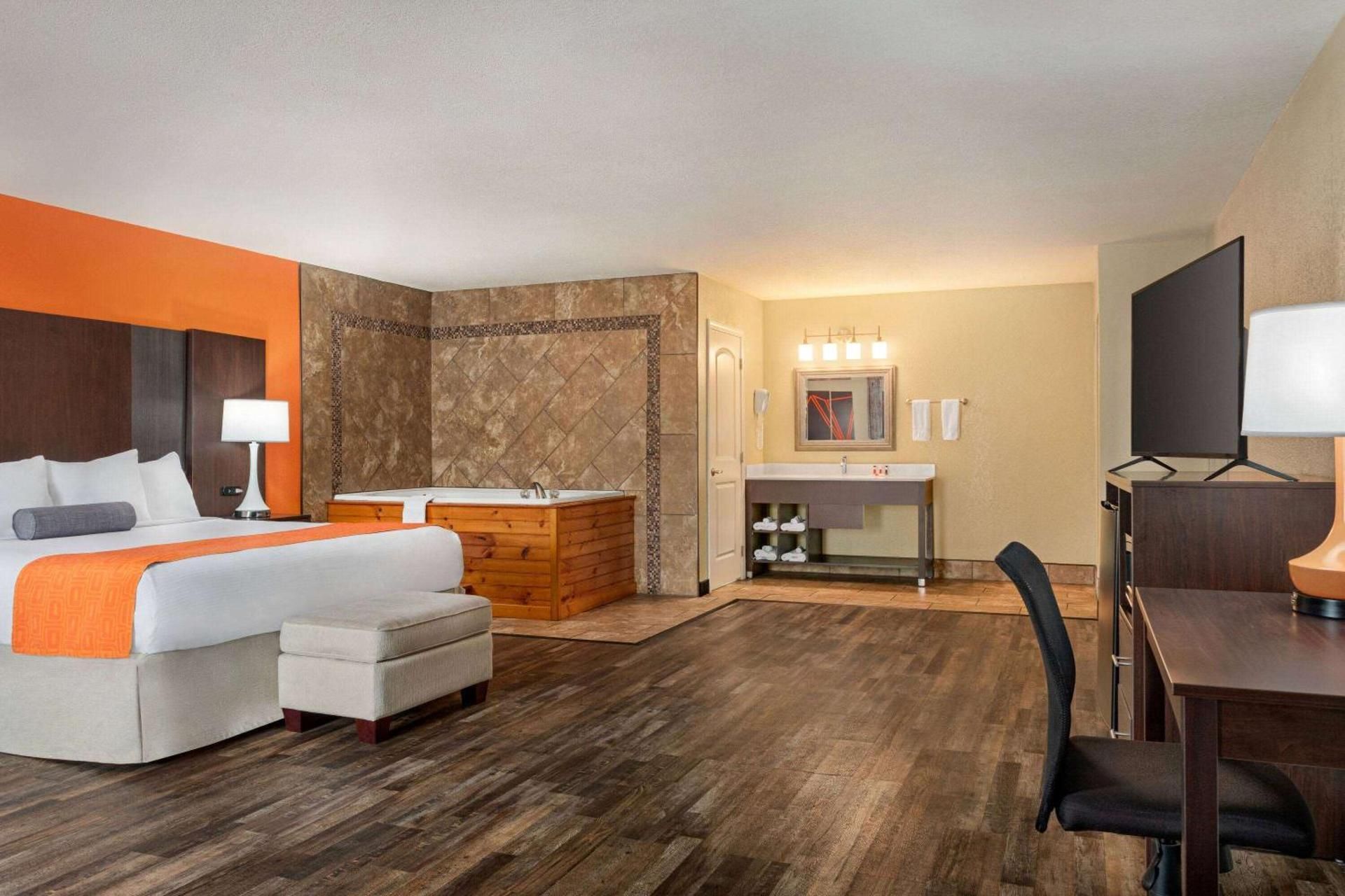 1 King Bed, Deluxe Studio Suite, Non-Smoking