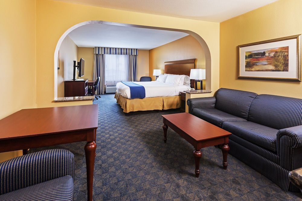 Suite, 2 Queen Beds, Accessible (Mobility Roll-In Shower)