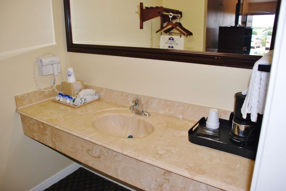 Americas Best Value Inn & Suites Hempstead Prairie View Suite, 1 King Bed 4