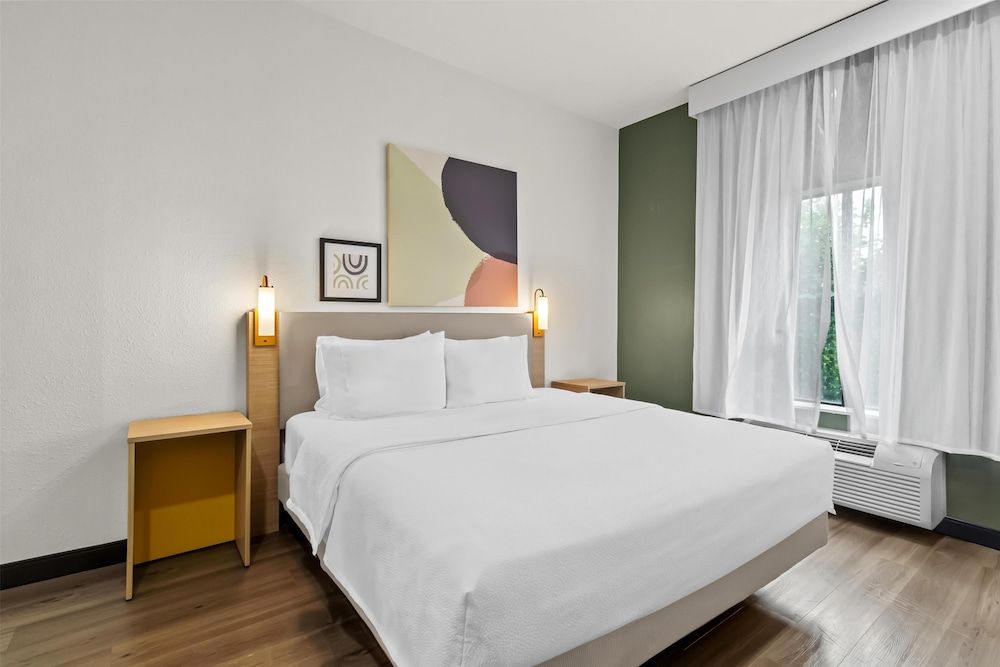 Spark by Hilton Houston Hobby Airport Room, 1 King Bed 2