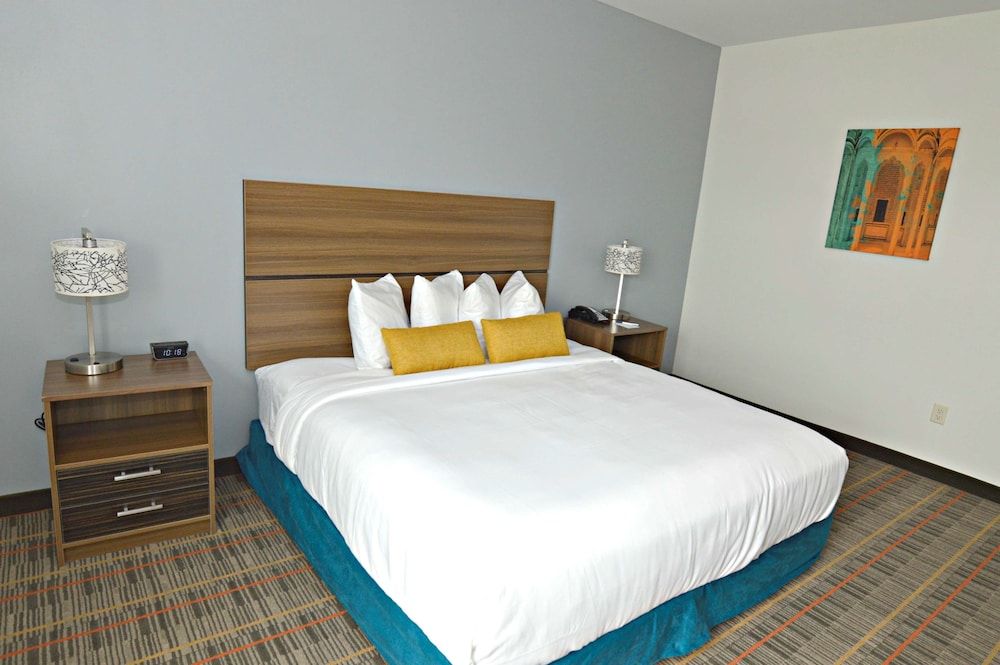 Best Western Ingleside Inn & Suites Suite, 1 King Bed with Sofa bed, Accessible, Kitchenette (with Sofabed) 2