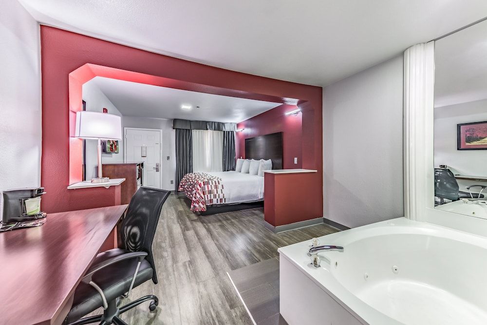 Superior Room, 1 King Bed, Jetted Tub (Smoke Free)