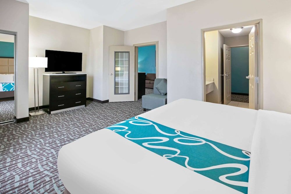 Suite, 1 King Bed, Non Smoking (2 Room)