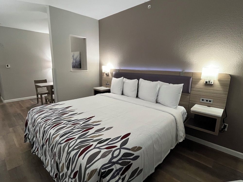 Deluxe Room, 1 King Bed, Accessible (Smoke Free)