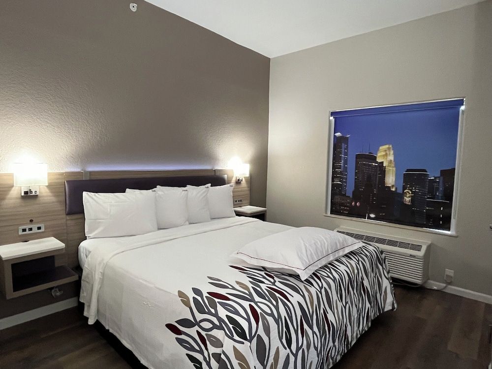 Premium Room, 1 King Bed (Upgraded Bedding & Snack, Smoke Free)