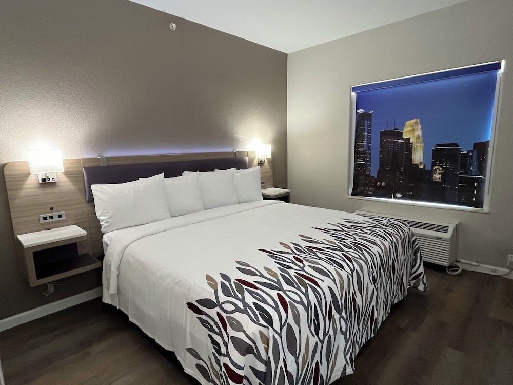 Deluxe Room, 1 King Bed, Accessible (Smoke Free)