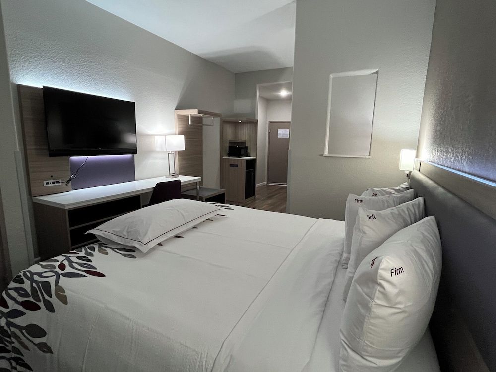 Premium Room, 1 King Bed (Upgraded Bedding & Snack, Smoke Free)