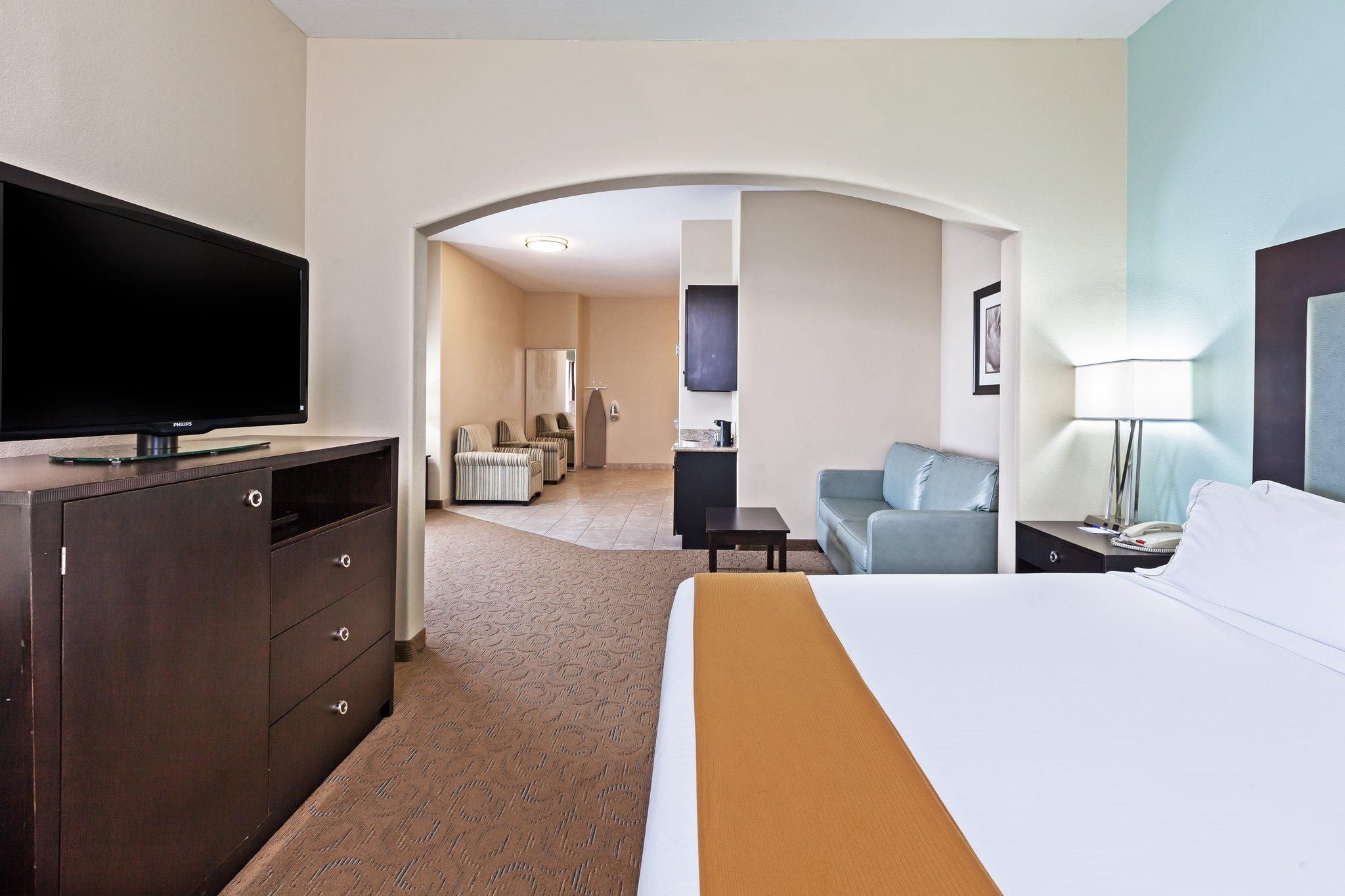 1 King Suite Communications Mobility Accessible Tub