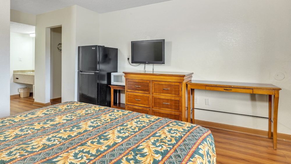 Studios and Suites 4 Less Emporia Room, 1 King Bed, Non Smoking 2