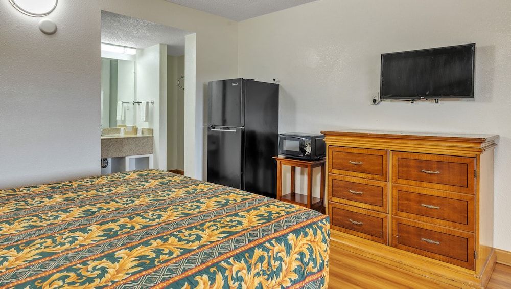 Studios and Suites 4 Less Emporia Room, 1 King Bed, Non Smoking 7