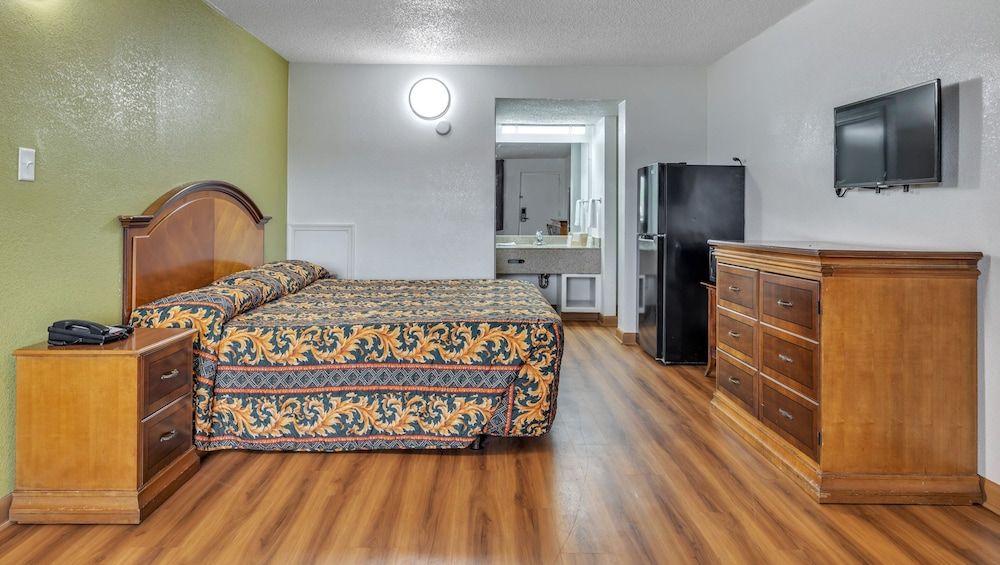 Studios and Suites 4 Less Emporia Room, 1 King Bed, Non Smoking 4