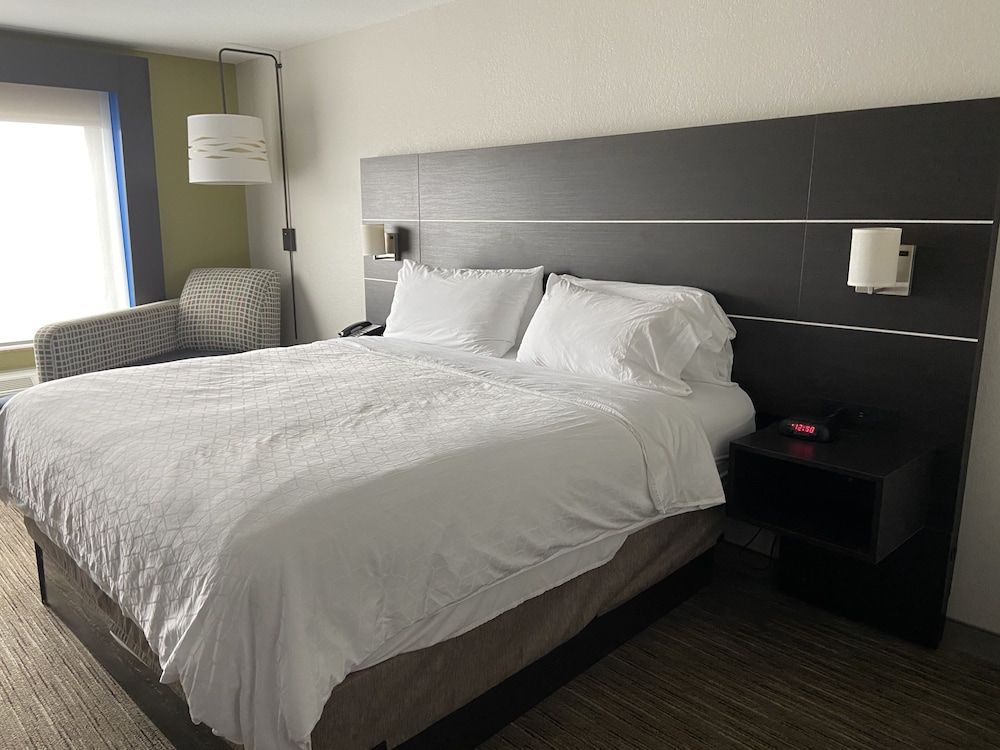 Standard Room, 1 King Bed, Accessible (Mobility, Roll-In Shower)