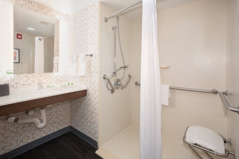 Standard Room, 2 Queen Beds, Accessible (Communications, Roll-In Shower)