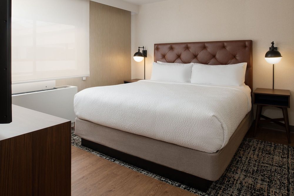 Traditional Suite, 1 King Bed with Sofa bed, Non Smoking, Pool View