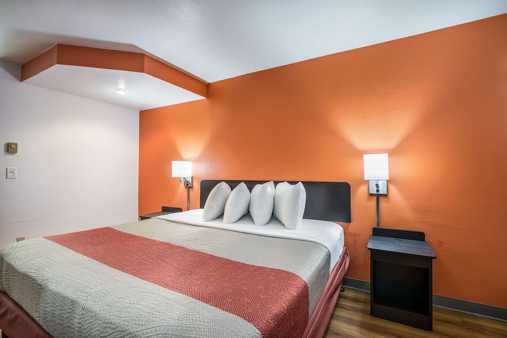 Deluxe Room, 1 King Bed, Non Smoking, Refrigerator & Microwave