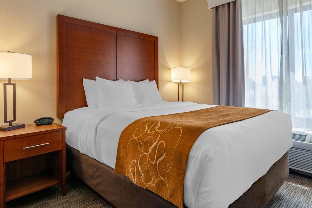 Suite, 1 Queen Bed with Sofa bed, Non Smoking