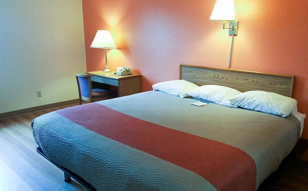 Motel 6 Saukville, WI Standard Room, 1 King Bed, Non Smoking 8