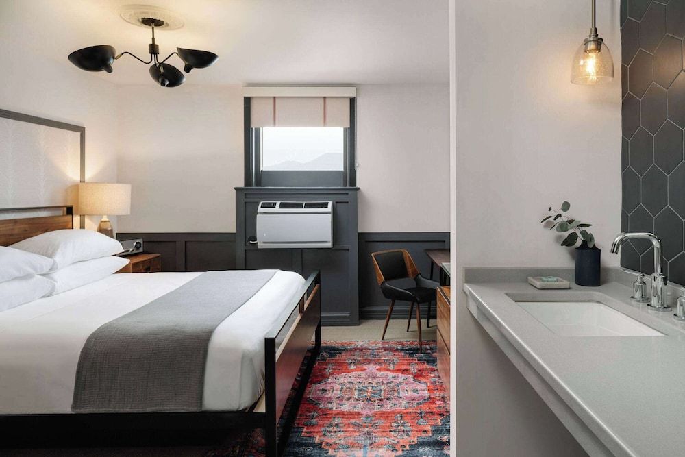 Deluxe Room, 1 King Bed, Accessible, Non Smoking