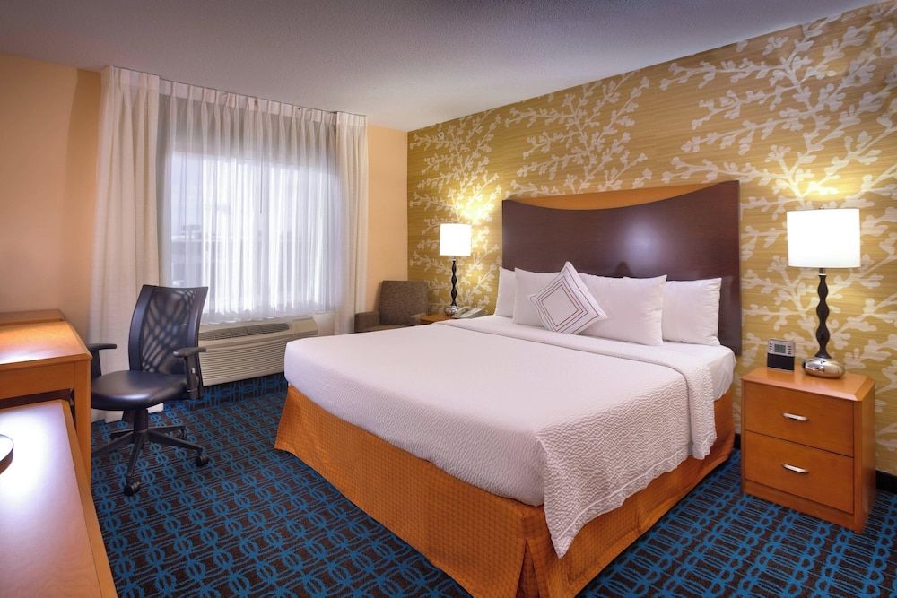 Room, 1 King Bed (Mobility/Hearing Access, Roll-In Shwr)