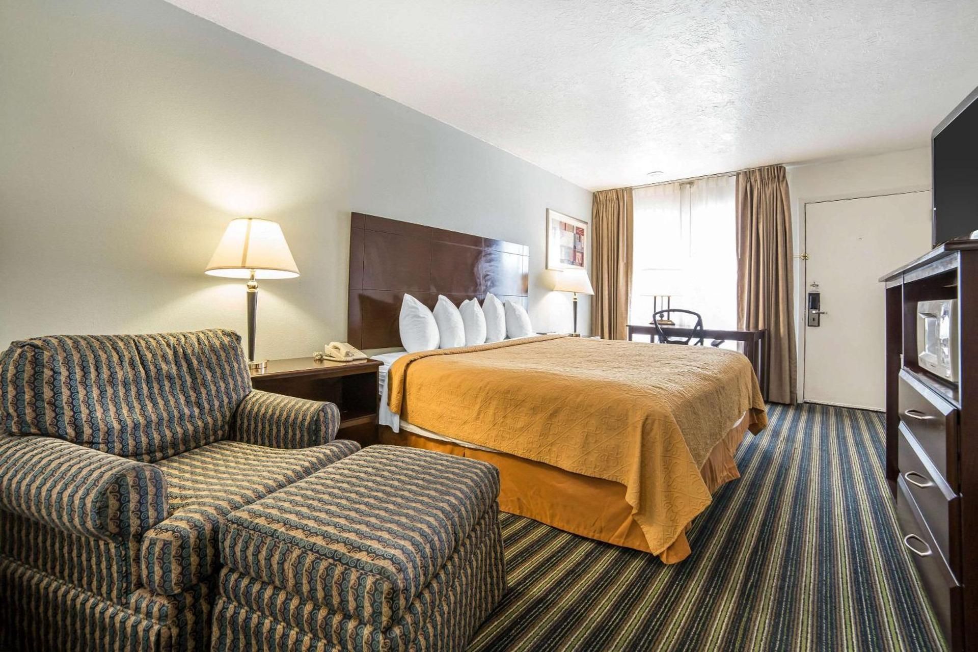 1 King Bed, Nonsmoking