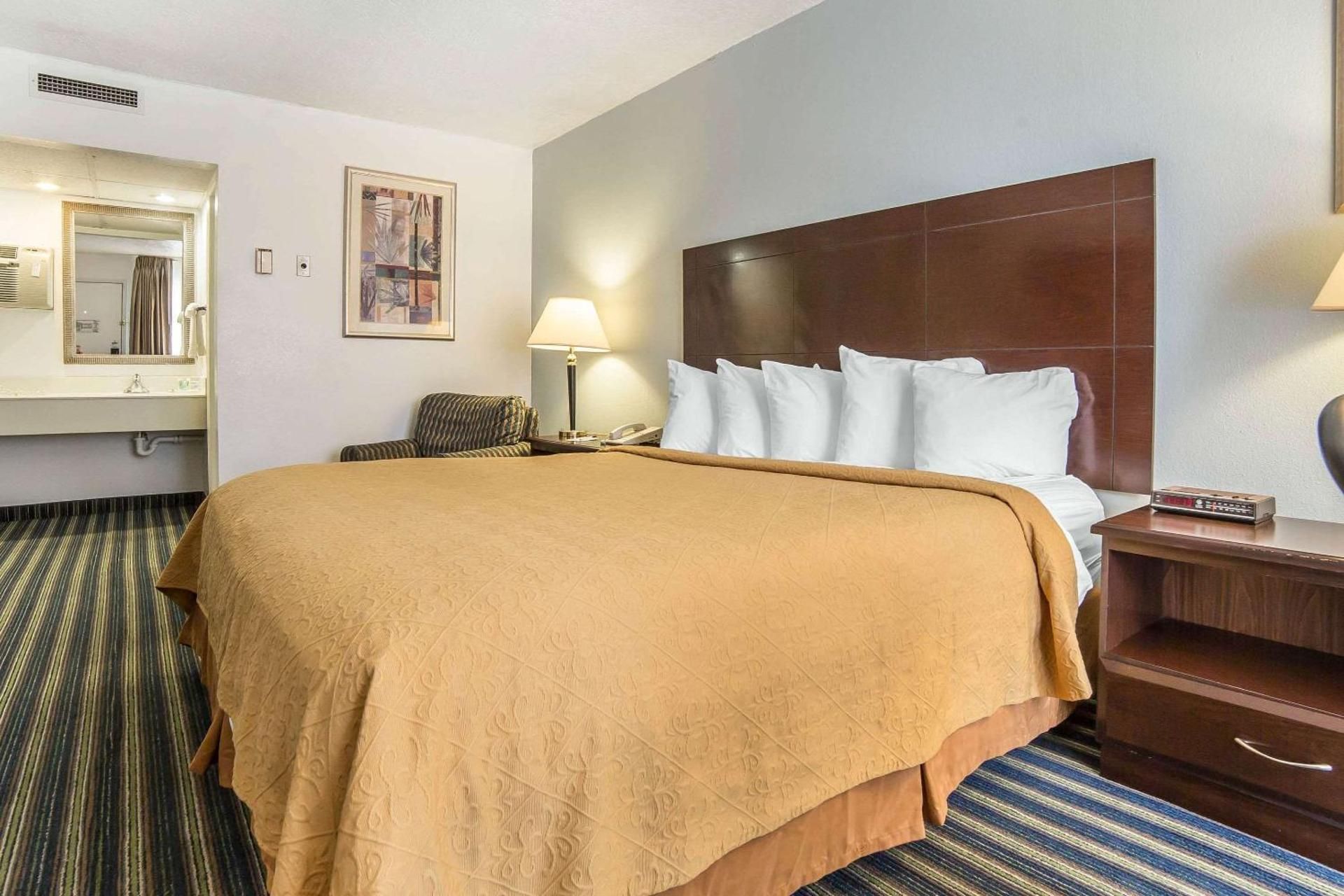 1 King Bed, Nonsmoking