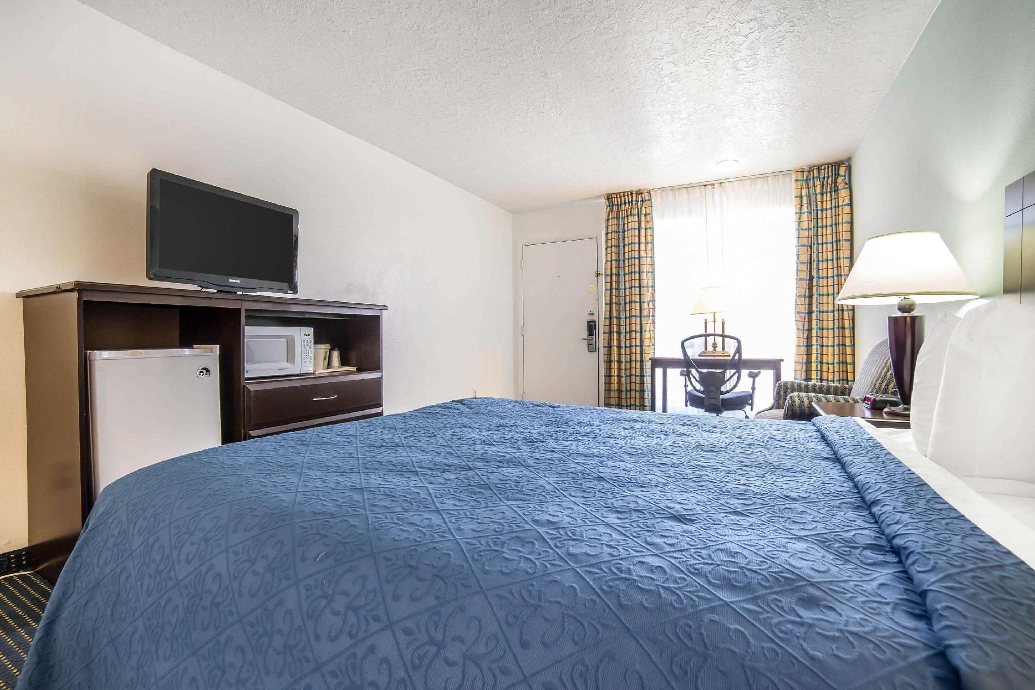 1 Queen Bed, Nonsmoking, Accessible