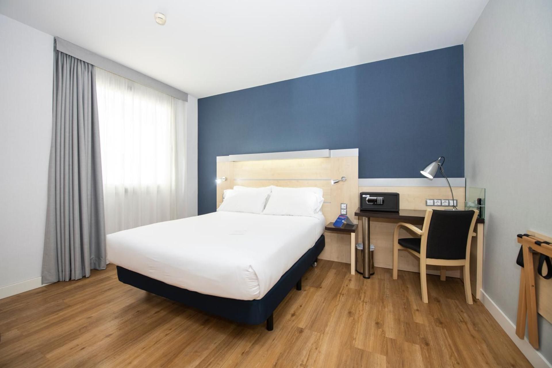 1 Queen Standard Accessible With Free Breakfast