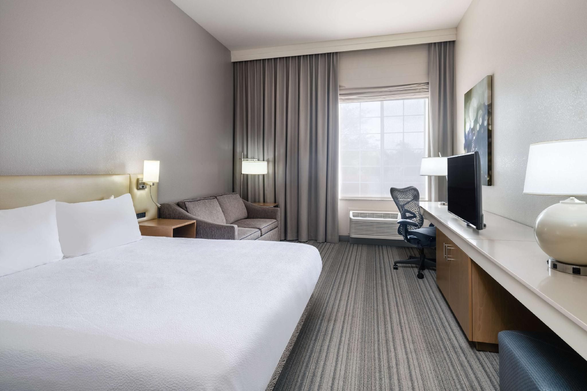 1 KING BED W/SLEEPER SOFA AND DRINKS-SNACKS