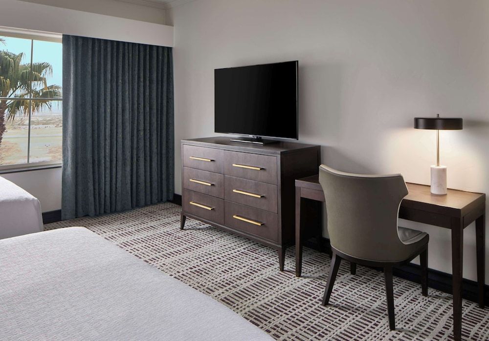 Bellasera Hotel & Suites Paso Robles, Tapestry by Hilton Room, 1 King Bed, Accessible (Mobility & Hearing, Roll-in Shower) 9