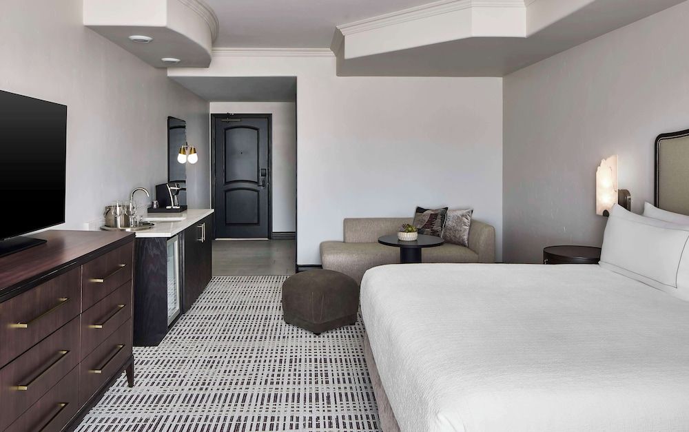 Bellasera Hotel & Suites Paso Robles, Tapestry by Hilton Room, 1 King Bed, Accessible (Mobility & Hearing, Roll-in Shower) 5