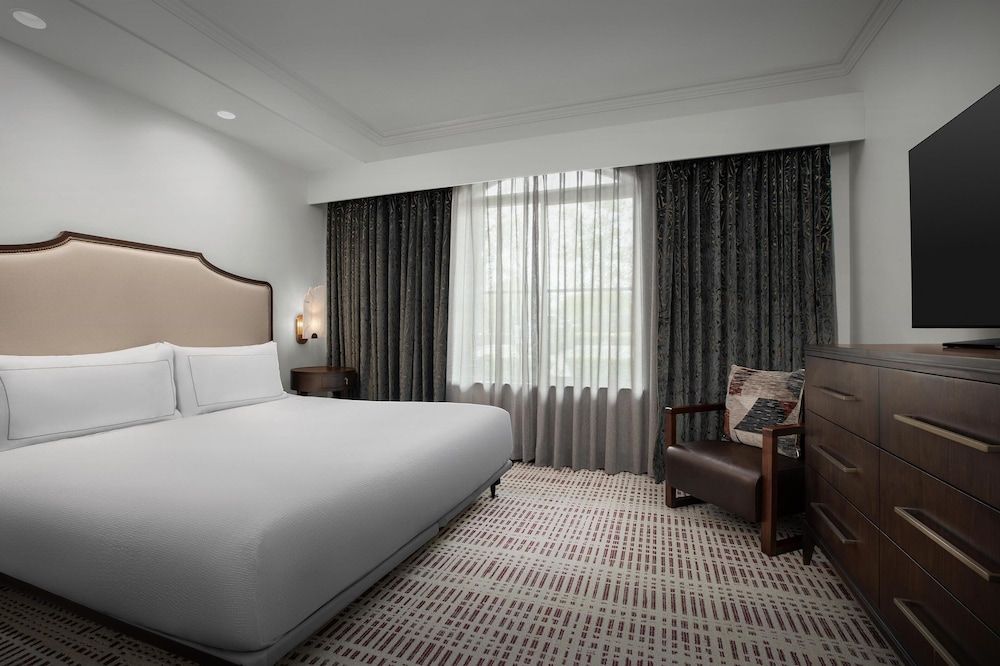 Bellasera Hotel & Suites Paso Robles, Tapestry by Hilton Room, 1 King Bed, Accessible (Mobility & Hearing, Roll-in Shower) 4